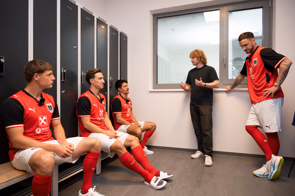 In der Kabine erklärt ein Teammitglied drei sitzenden ÖFB-Spielern und Marko Arnautović die nächste Szene